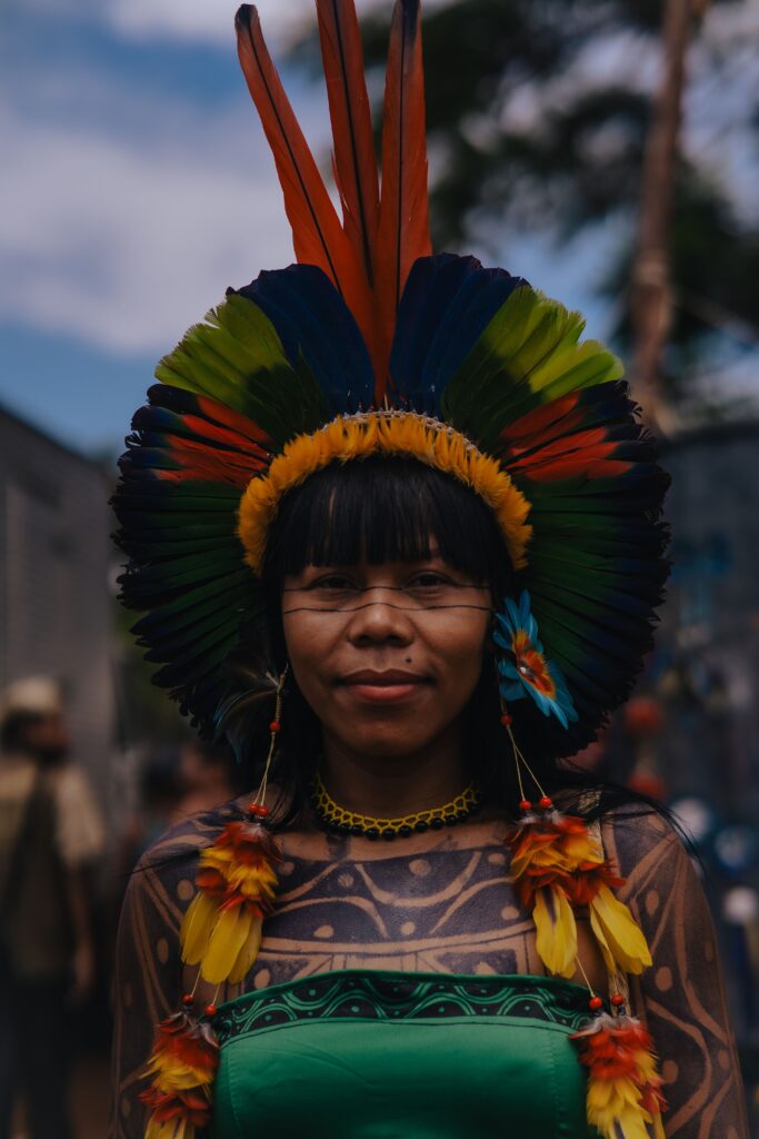 Mulher indígena olhando para a câmera